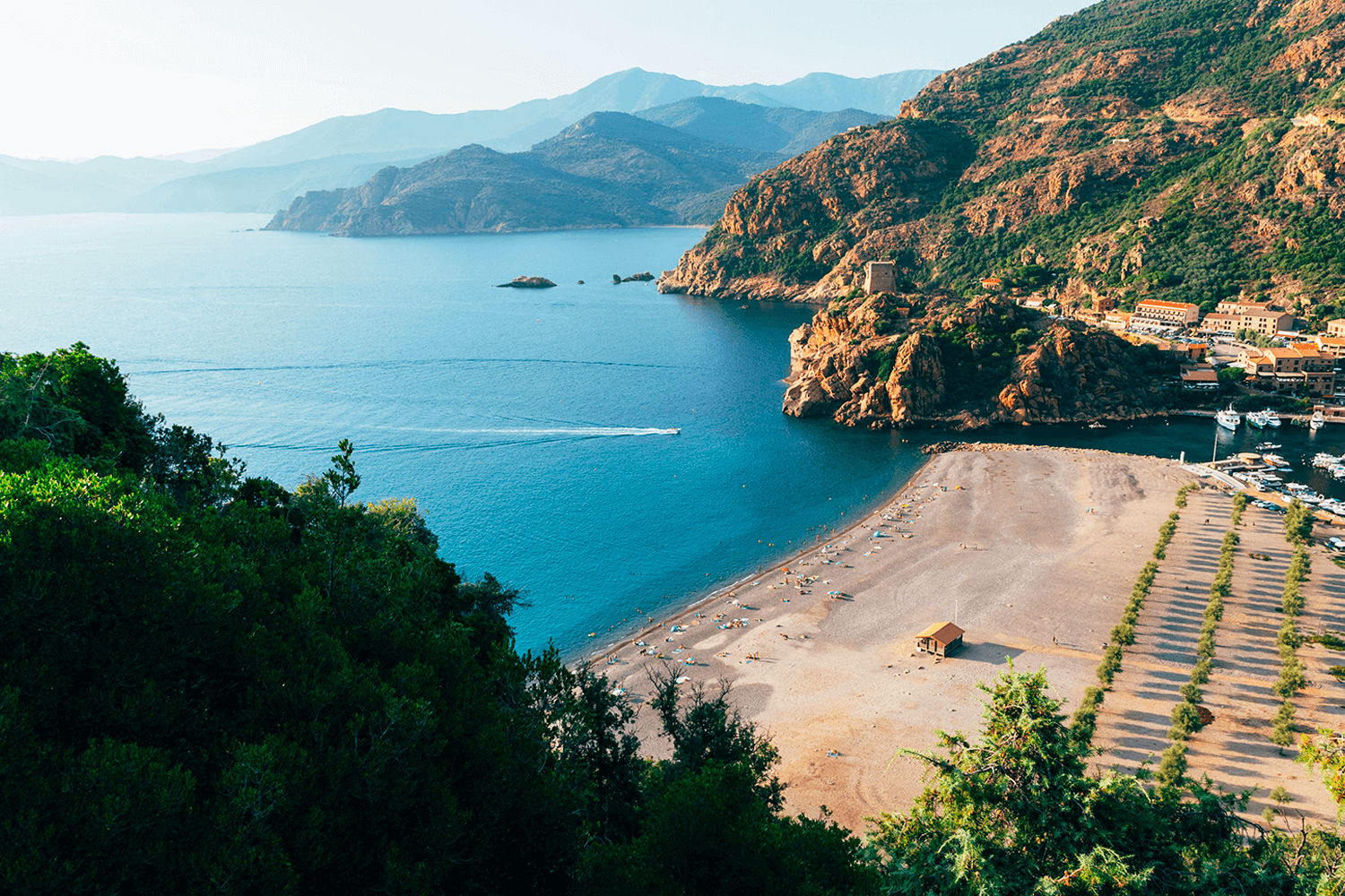 Plages aux eaux cristallines et montagnes escarpées.